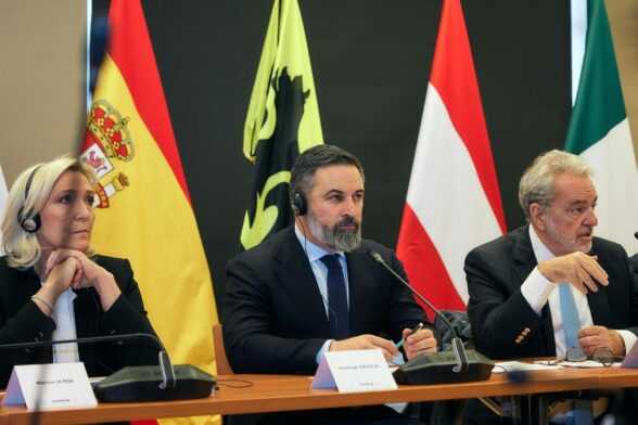 El presidente de Vox, Santiago Abascal Vox, junto a la líder de Agrupación Nacional, Marine Le Pen