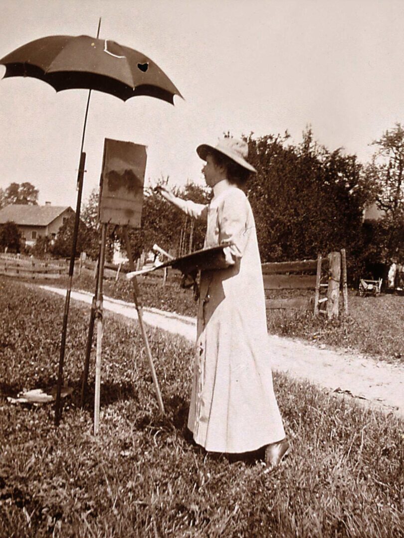 Fotografía de Kandinsky en la que aparece Gabriele Münter pintando en el caballete al aire libre, Kochel, 18 de julio de 1902