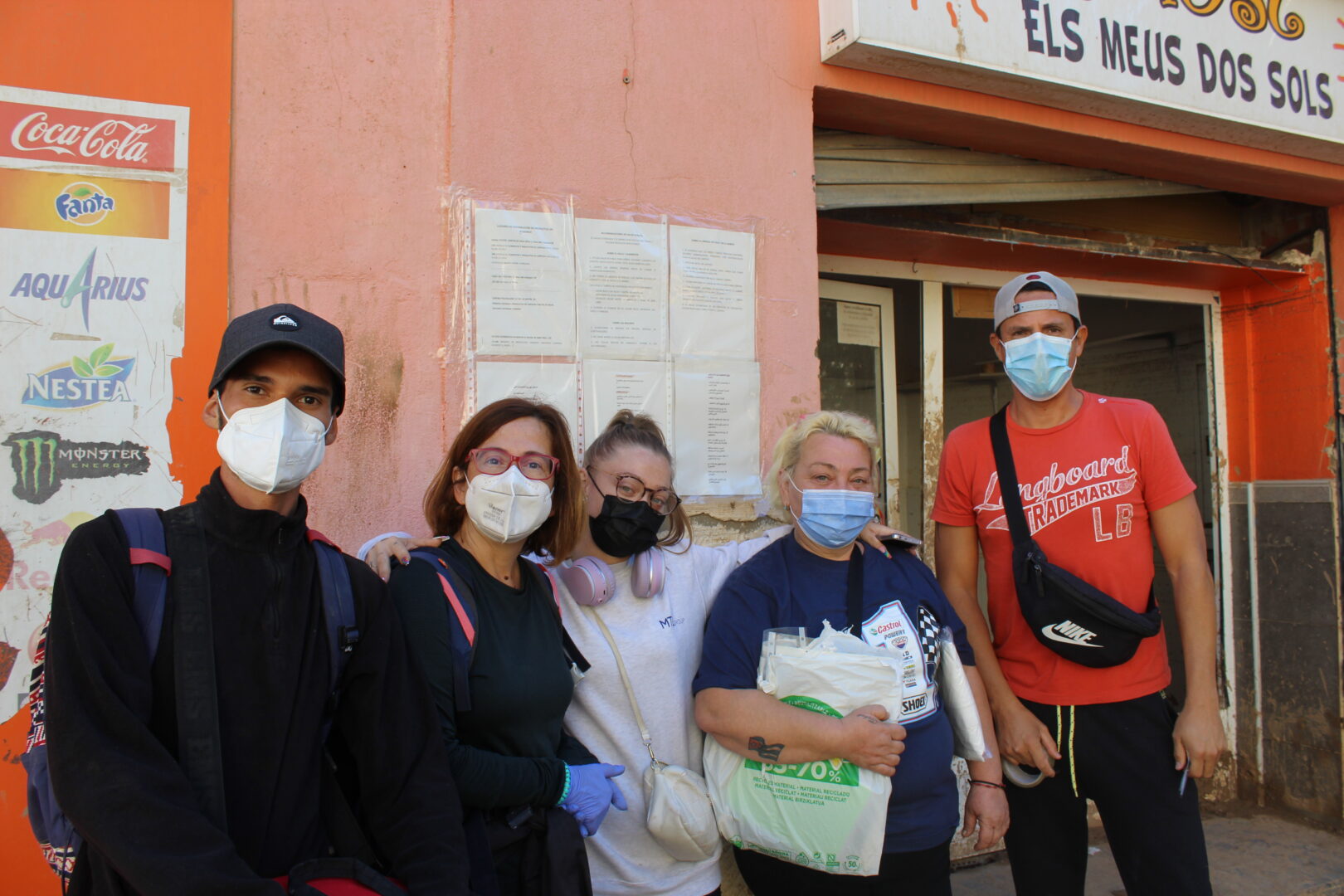 Dory Aviñó junto a algunos de sus "agentes locales" en el barrio del Raval, en Algemesí