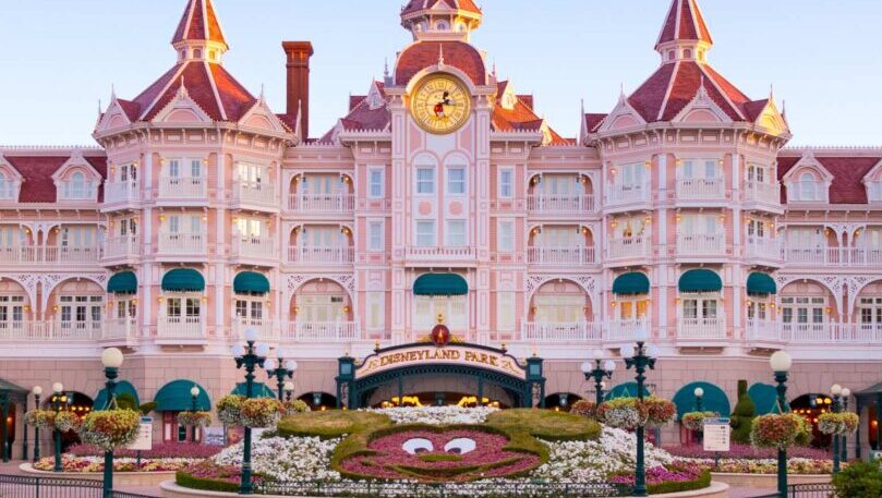 Icónica fachada del hotel de Mikey en Disneyland París