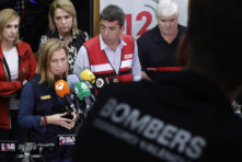 La delegada del Gobierno en la Comunidad Valenciana Pilar Bernabé García, acompañada por el presidente de la Generalitat Carlos Mazón, en rueda de prensa tras la reunión del CECOPI