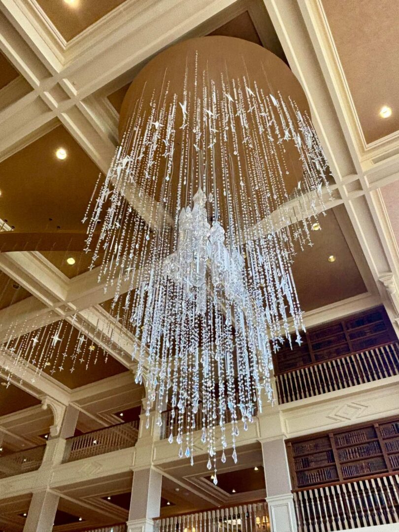 La nueva lámpara del hotel Disneyland Paris es una obra maestra elaborada con cristal de Bohemia y fue fabricada por vidrieros artesanos de la República Checa