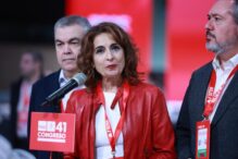 La vicesecretaria general del PSOE, María Jesús Montero, atiende a los medios en la antesala del inicio del 41º Congreso federal del PSOE en Sevilla