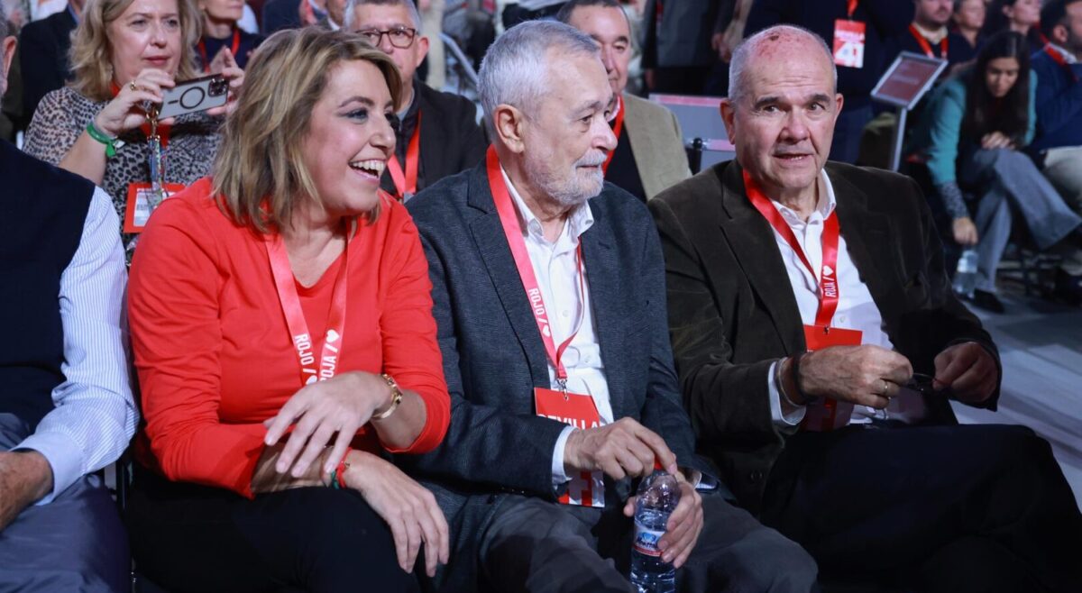 Los expresidentes socialistas de la Junta de Andalucía Manuel Chaves (d) y José Antonio Griñán (c) , junto a la ex presidenta de la Junta de Andalucía, Susana Díaz