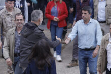 Los reyes Felipe y Letizia saludan al presidente de la Generalitat Valenciana, Carlos Mazón en el Centro de Emergencias de la Generalitat valenciana, en l'Eliana (Valencia)