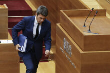 El president de la Generalitat, Carlos Mazón tras comparecer en Les Corts durante el pleno del pasado viernes