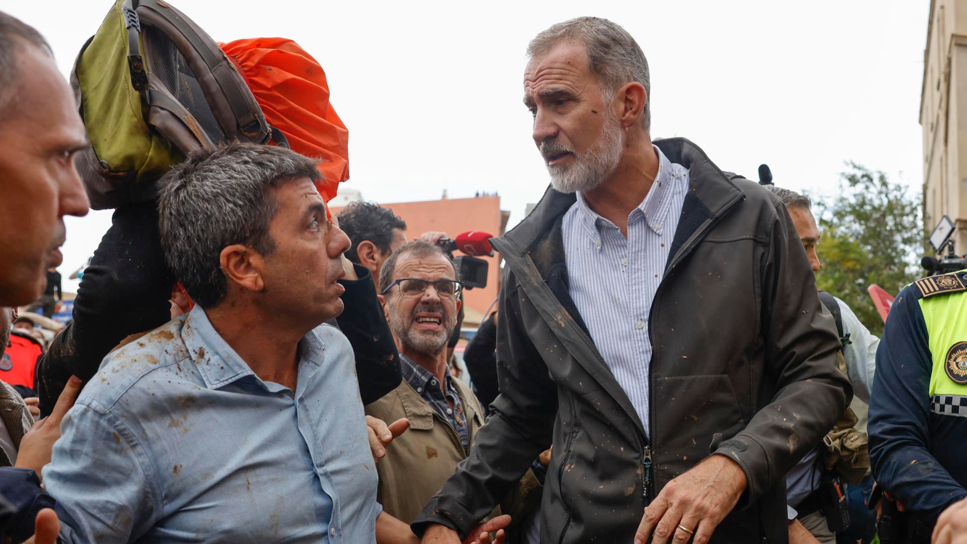 El rey Felipe junto al presidente de la Generalitat, Carlos Mazón, durante su visita a Paiporta