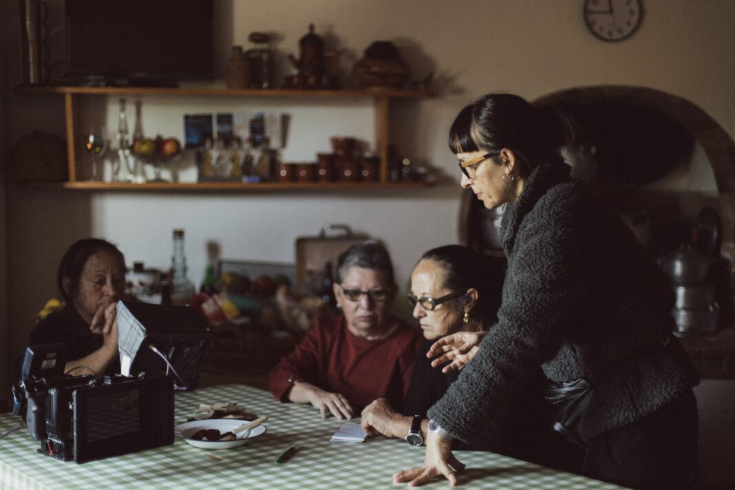 Rodaje de 'La hojarasca' con la directora, Macu Machín