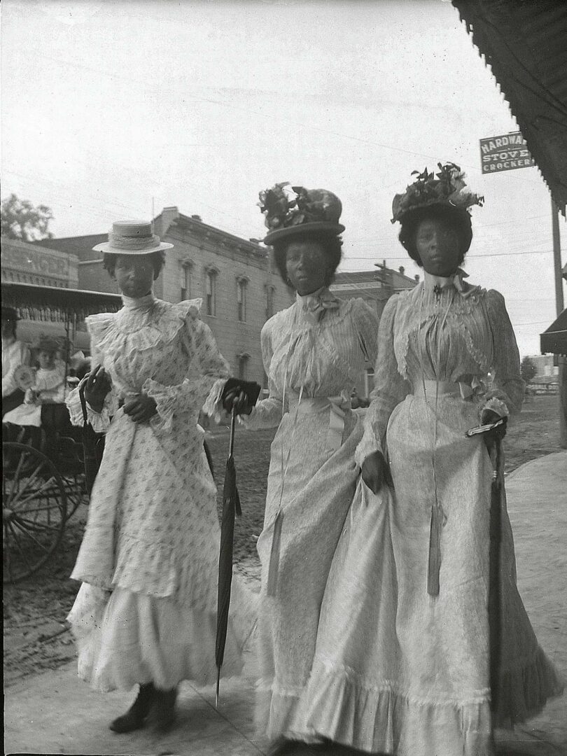 Tres mujeres vestidas de domingo, Marshall, Texas, 1900