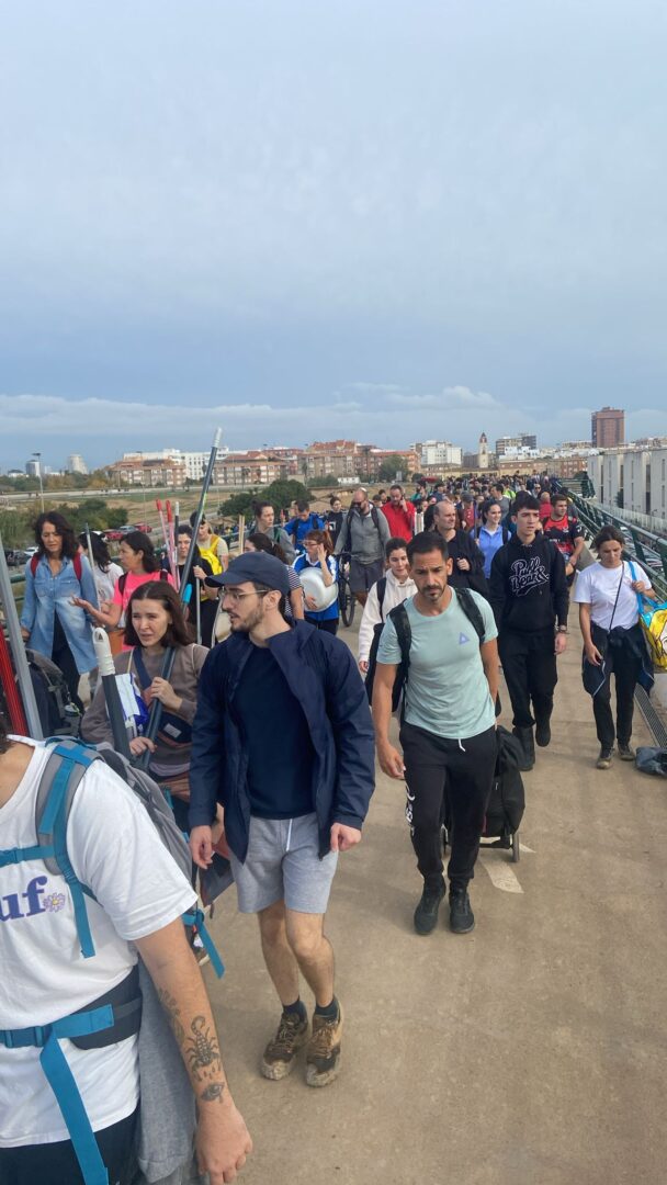 Vecinos de Valencia ciudad desplazándose a pie hacia los pueblos de l'Horta Sud, afectados pro la DANA