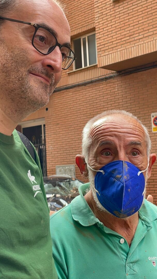 Fernando, con mascarilla azul, es el vecino de Paiporta que ha vuelto a nacer tras ser rescatado por Pilar y Amparo