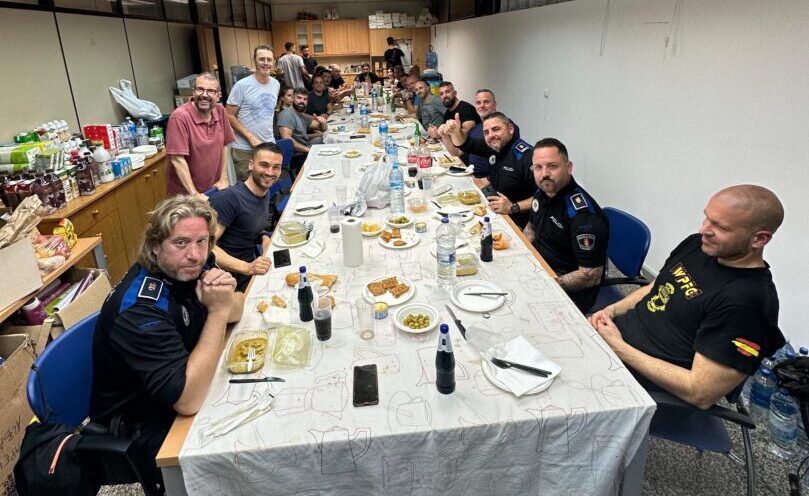 Algunos voluntarios cenando en el albergue de CSM