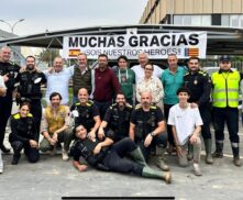 Policías de Martorell junto a los voluntarios que los han acogido