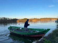 Un pescador, frustrado por no poder salir a faenar en la Albufera de Valencia