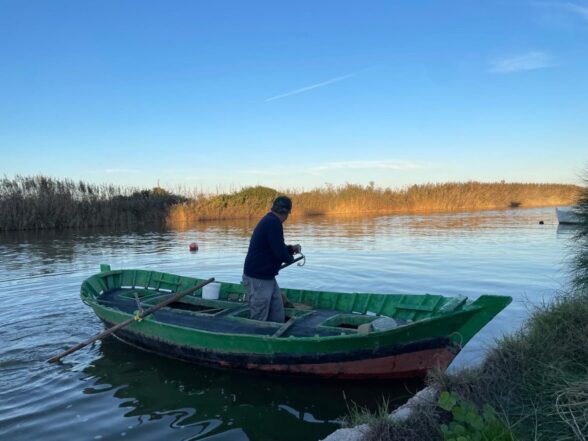 Un pescador, frustrado por no poder salir a faenar en la Albufera de Valencia