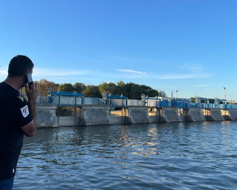 Un pescador contempla las turbinas funcionando en la Gola del Perellonet, en la Albufera de Valencia