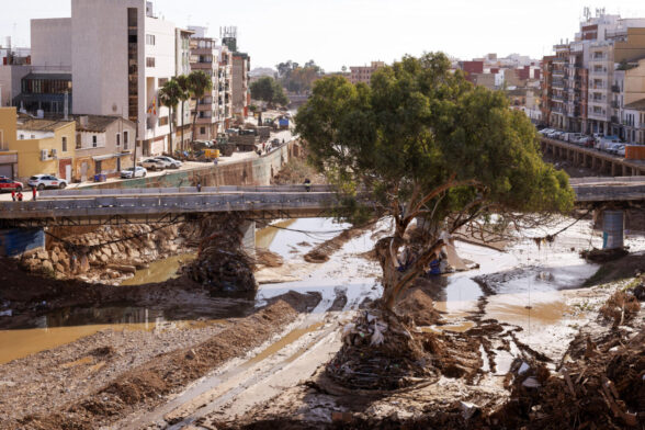 Imagen de uno de los puentes que cruza el Barranco del Poyo de la localidad valenciana de Paiporta que este miércoles continúa siendo, tres semanas después de la dana, un trasiego de maquinaria pesada, militares y policías y voluntarios venidos de toda España