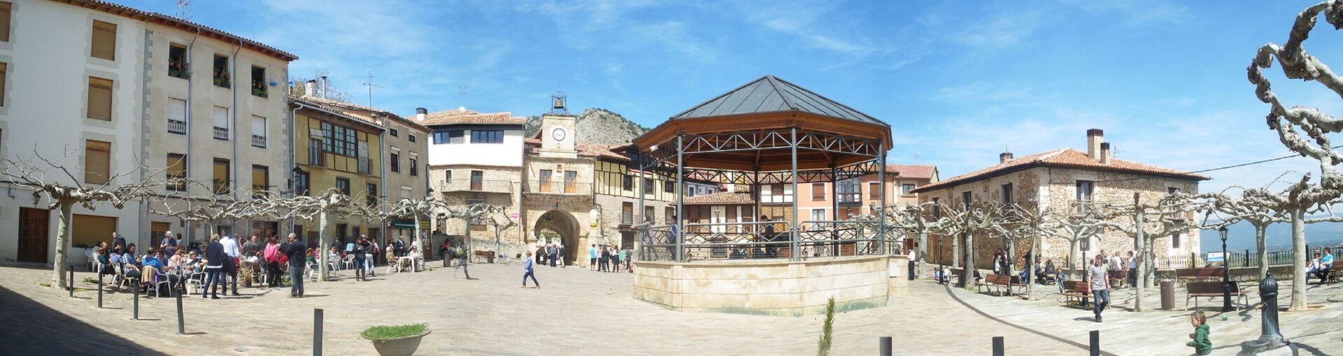 El pintoresco pueblo medieval que debes visitar este otoño: un paseo entre sal y música en Burgos