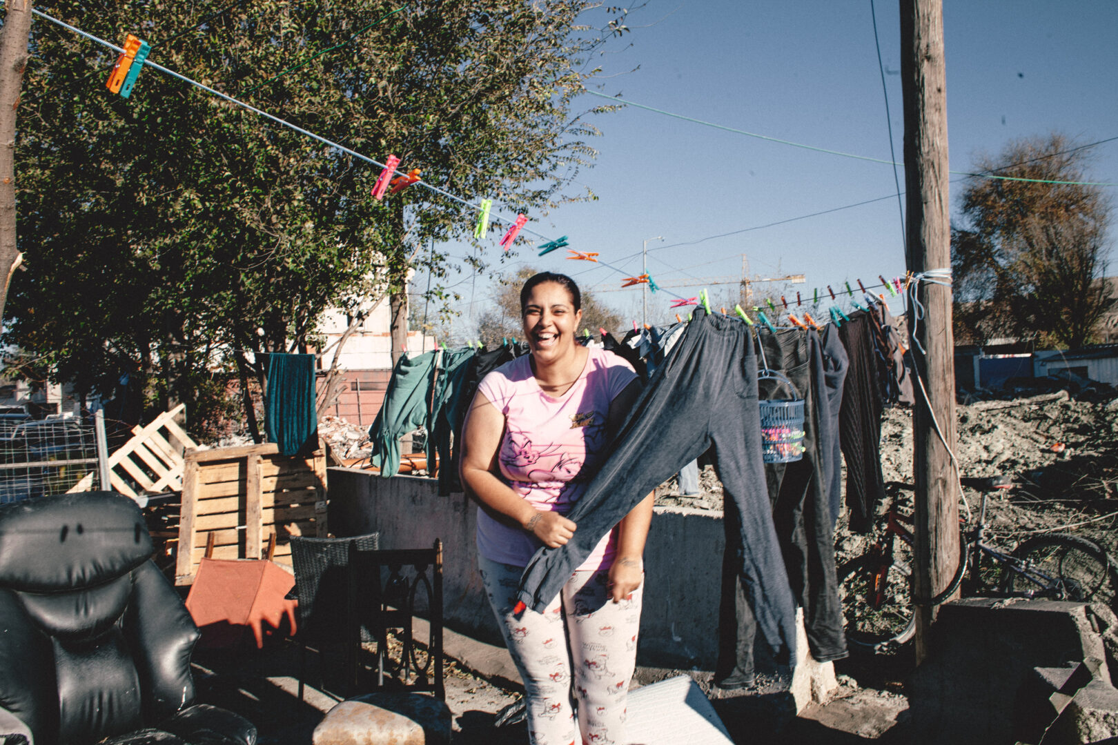 Laura tiende la ropa de sus cinco hijos en la Cañada Real: Isra, Tina, Mireia, Jesules y Manuel 