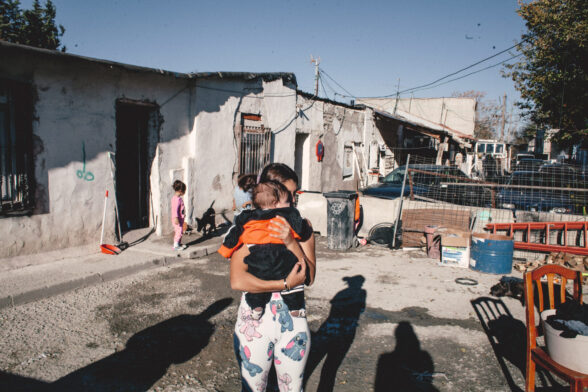 Varios niños conviven entre escombros en el sector 6 de la Cañada Real Galiana