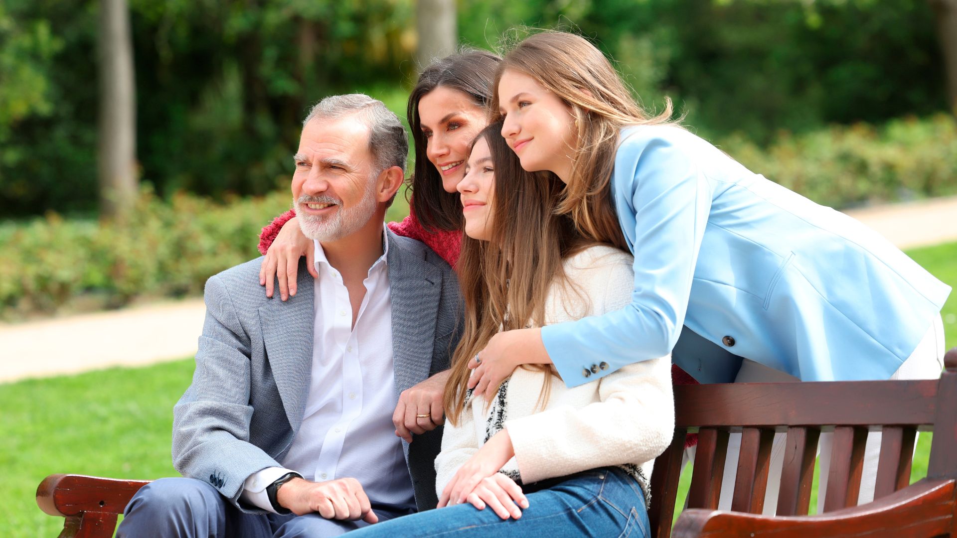 Los Reyes, junto a sus hijas, en la imagen con motivo de los 20 años de matrimonio