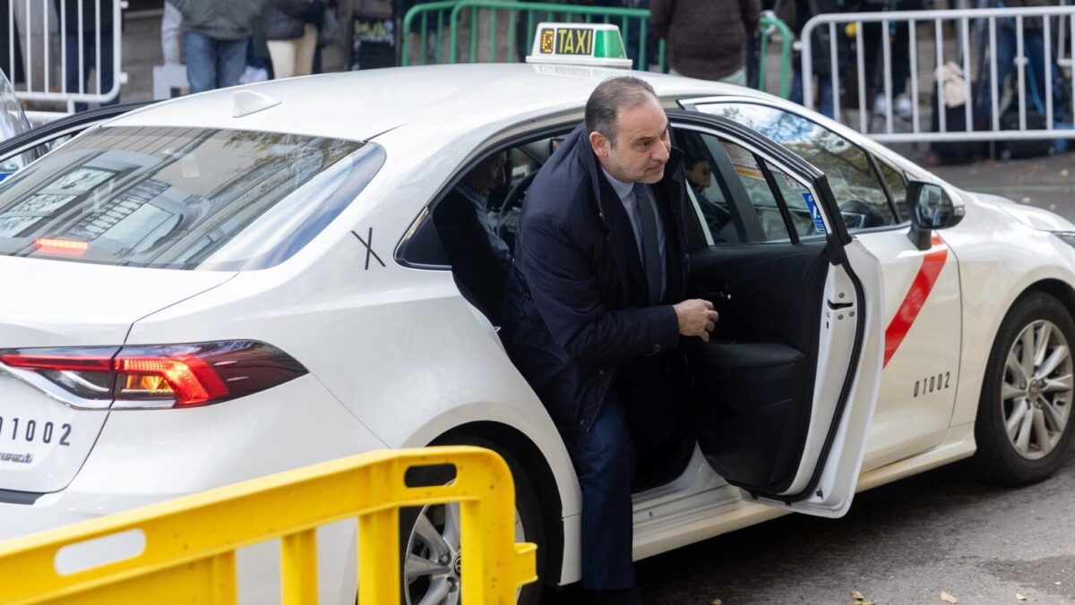 El exministro de Transportes, José Luis Ábalos, a su llegada a declarar como imputado por el ‘caso Koldo’, en el Tribunal Supremo, a 12 de diciembre de 2024, en Madrid (España)