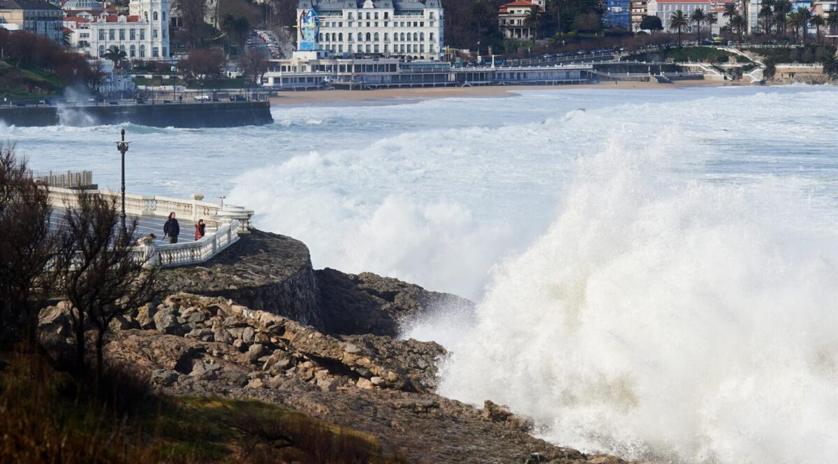 El fuerte oleaje se aproxima al paseo marítimo, a 25 de febrero de 2022, en Santander