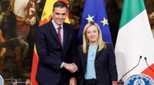 El presidente del Gobierno, Pedro Sánchez, con la primera ministra italiana, Giorgia Meloni