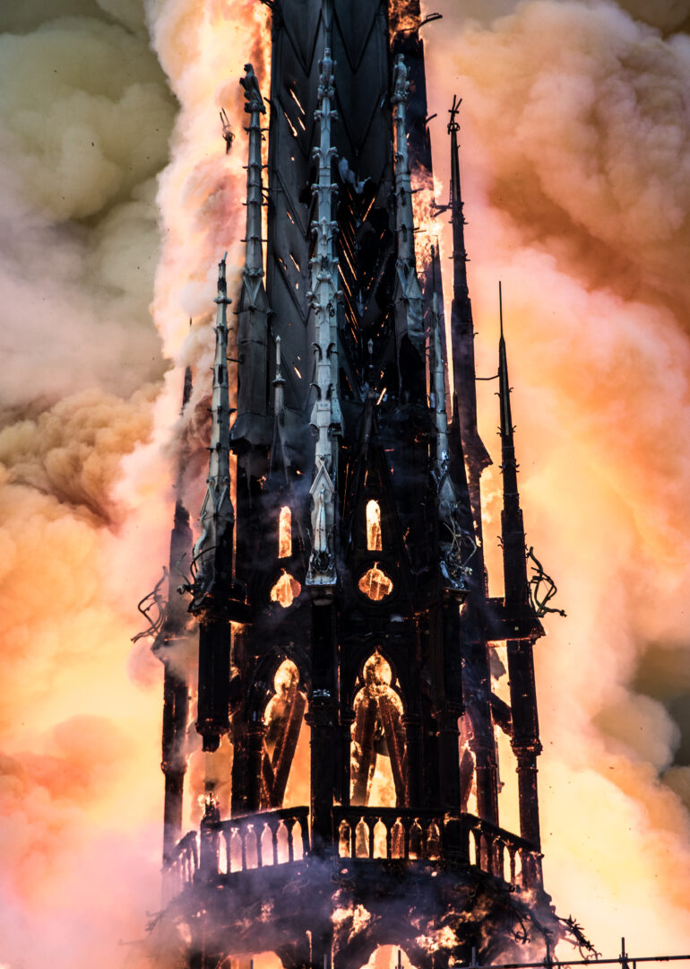 La Flecha de Notre Dame, en llamas