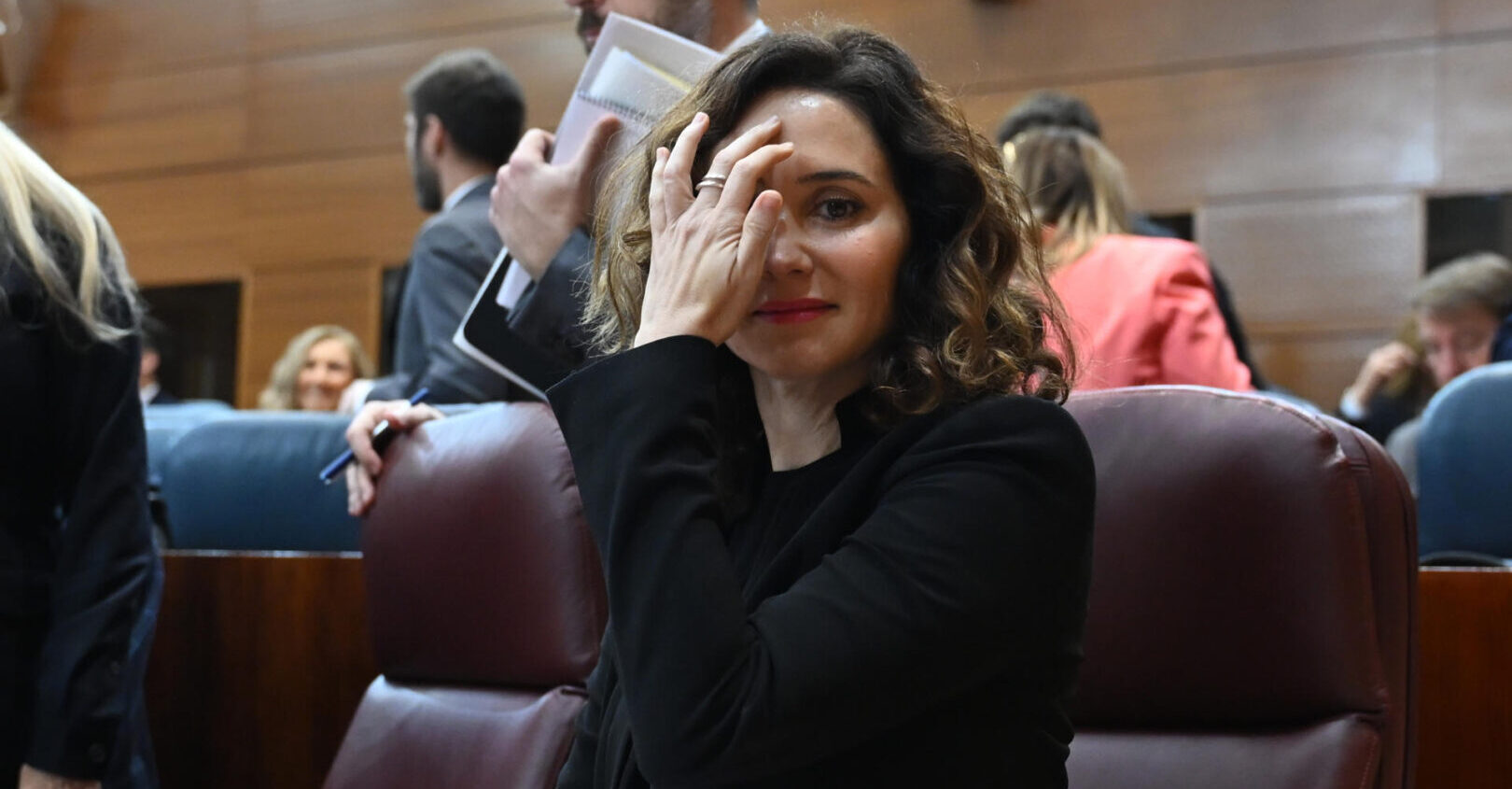 La presidenta de la Comunidad de Madrid, Isabel Díaz Ayuso toma asiento antes del pleno de la Asamblea de Madrid