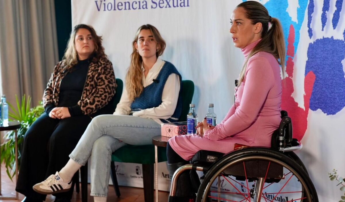 De izq. a dcha., Andrea Cáceres, de la asociación Trabe; Claudia Campillo, superviviente de abusos sexuales en la infancia y creadora de The Innocent Box; y Carmen Giménez, atleta y víctima de violencia sexual.