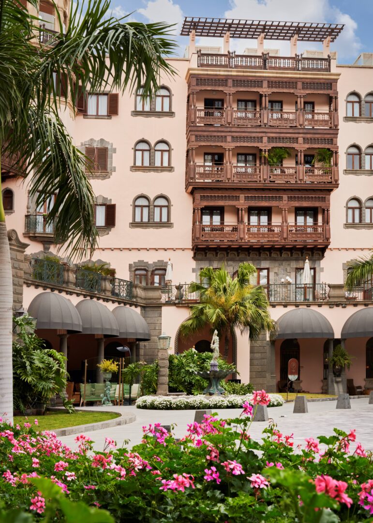 La fachada colonial del hotel Santa Catalina Royal Hideaway, en Gran Canaria