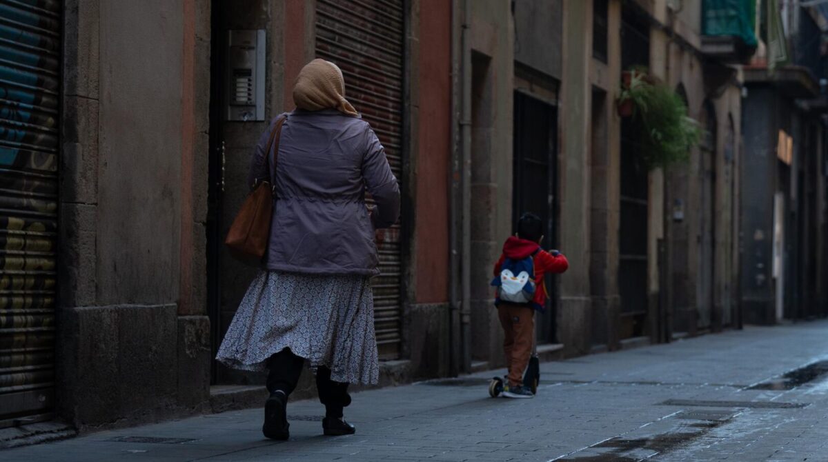 Una mujer camina por una calle céntrica, a 24 de enero de 2024, en Barcelona