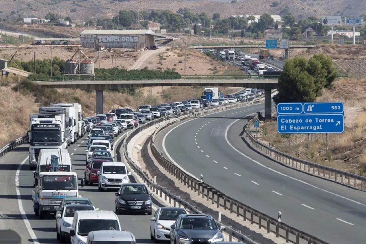 Atasco en la autovía A-7 - Sociedad