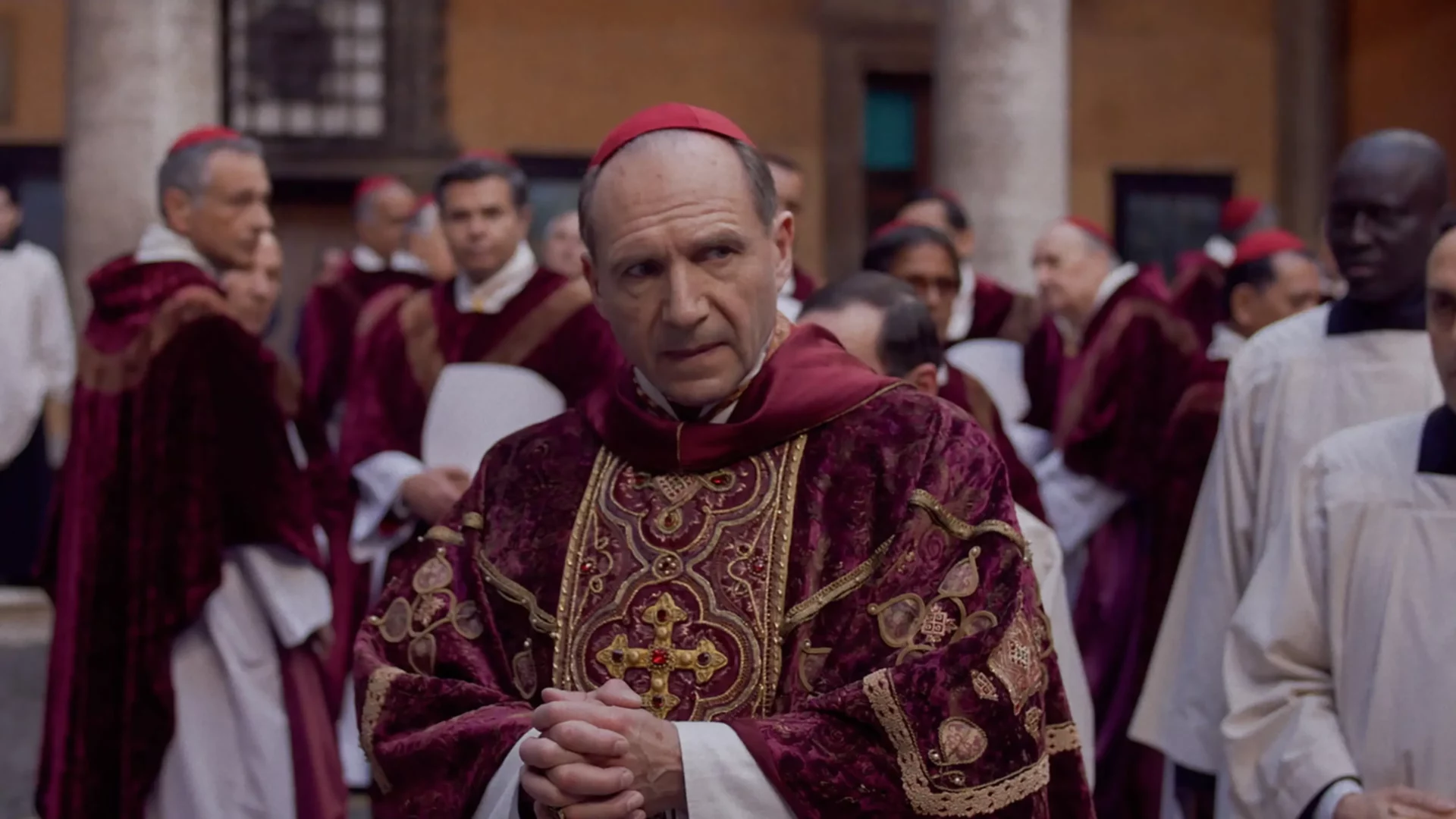 Ralph Fiennes interpreta al Cardenal Lawrence en la película 'Cónclave'