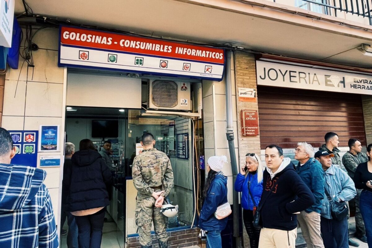 Decenas de vecinos hacen cola en la administración de lotería de Paiporta, en Valencia