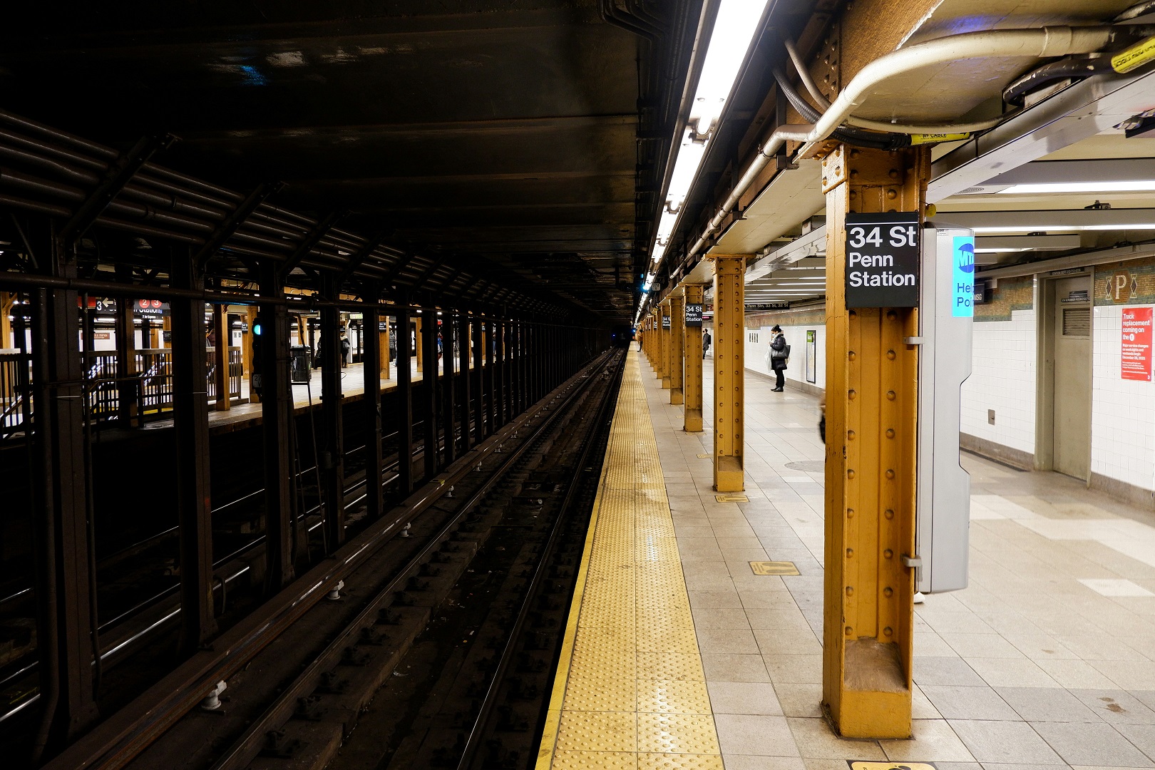 Terror en Nueva York: quema viva a una mujer en el metro y se queda a mirarlo