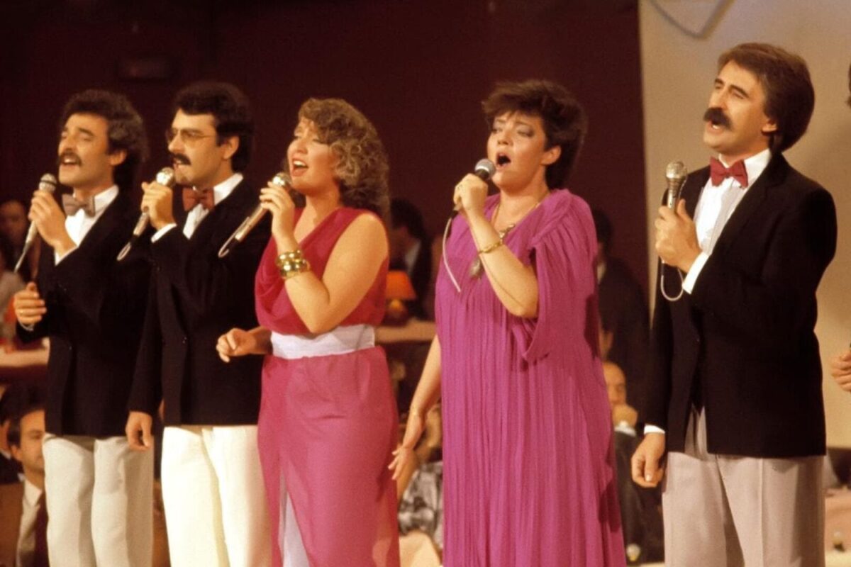 Mocedades, con Amaya e Izaskun Uranga a la cabeza, durante un concierto