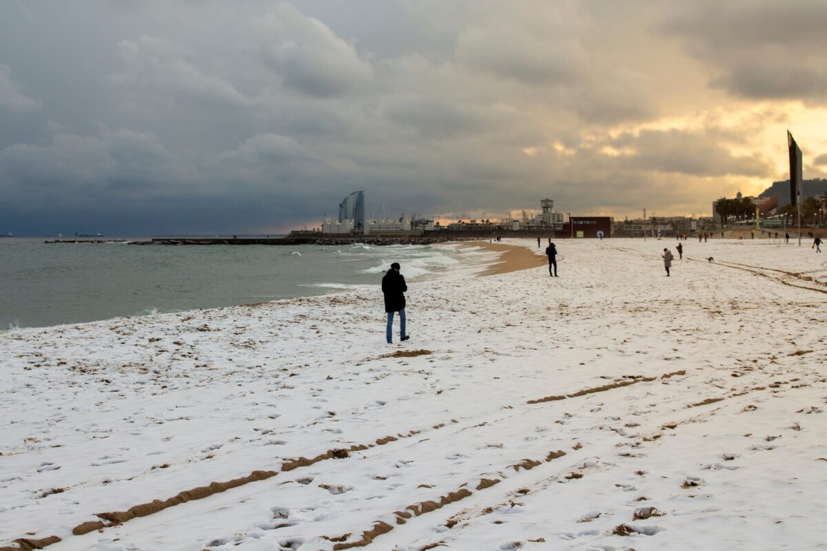 Nieve en la playa de Barcelona - Sociedad