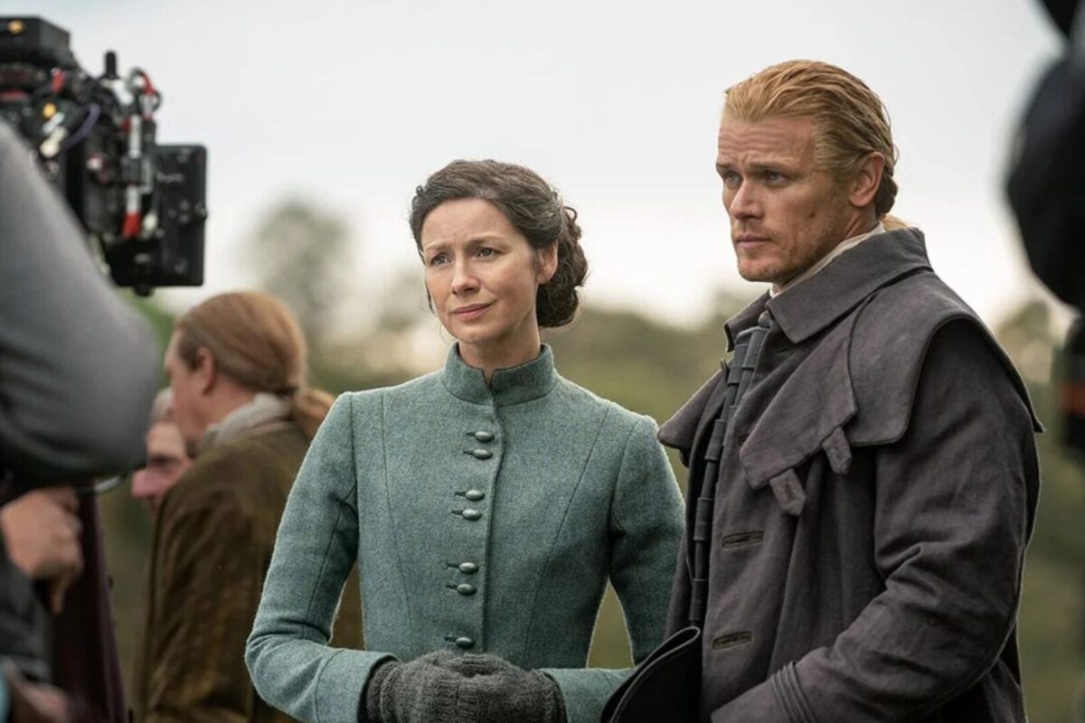 Caitriona Balfe y Sam Heughan en el rodaje de la temporada 7 de 'Outlander'