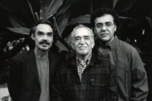 Gabriel García Márquez junto a sus hijos, Rodrigo García y Gonzalo García Barcha