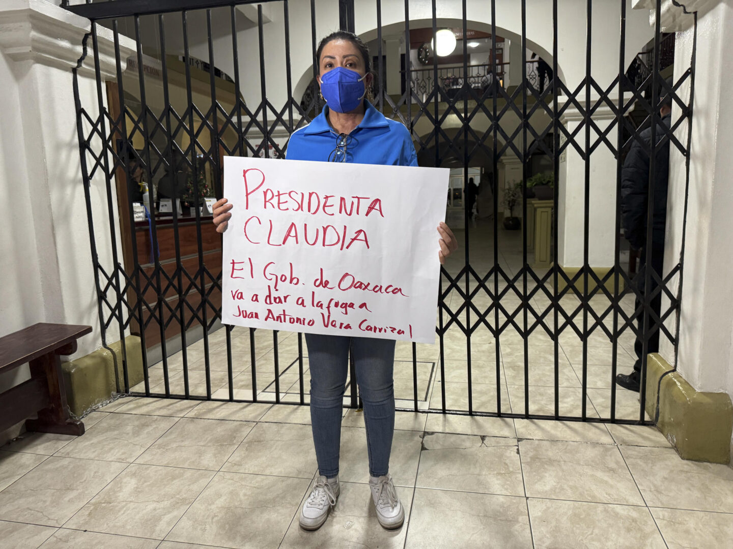 María Elena Ríos activista contra la violencia de género, advirtió que, ante la falta de protocolos de seguridad en un hospital en el sur de México, su presunto agresor, el político y empresario Juan Antonio Vera Carrizal, podría darse a la fuga. EFE/ Jesús Méndez