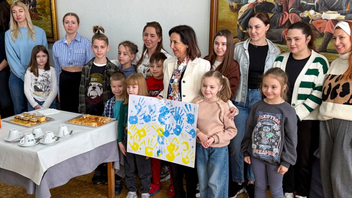 La ministra de Defensa, Margarita Robles, junto a las familias ucranianas en Castellón