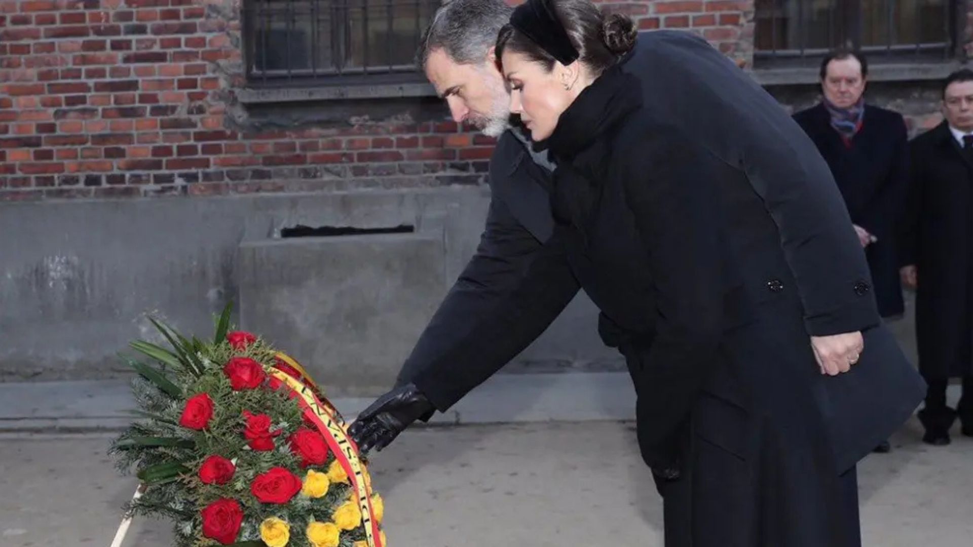 Los Reyes hacen una ofrenda floral en Auschwitz