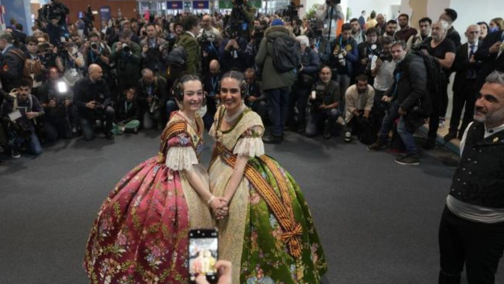 Dos falleras en FITUR