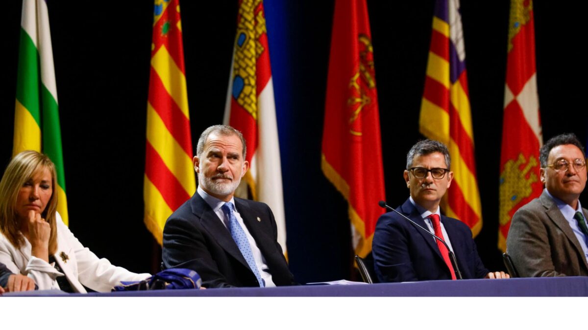 Isabel Perelló, el Rey, Félix Bolaños, y Álvaro García Ortiz, en la entrega de despachos a los nuevos jueces