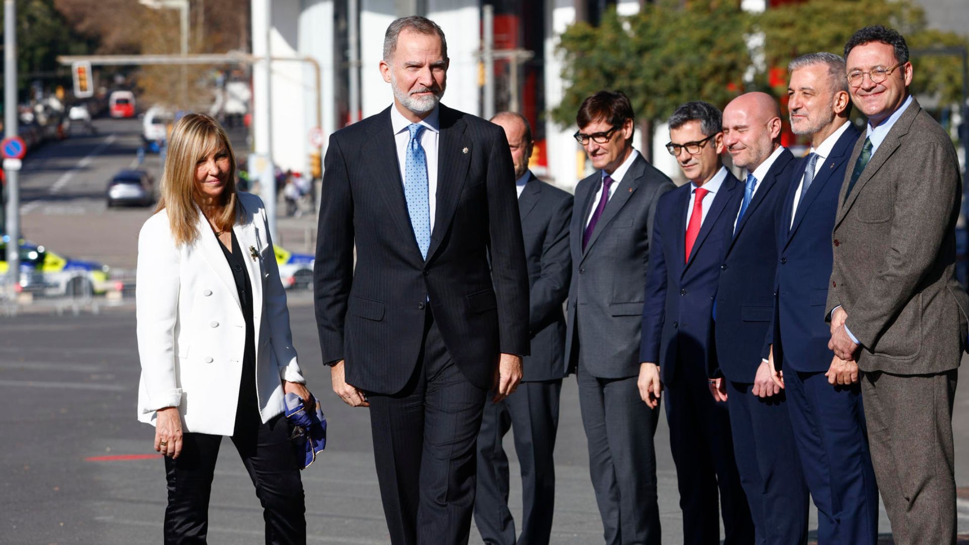 Isabel Perelló recibe a Felipe VI en la puerta del Auditorio Fórum del Centro de Convenciones Internacional