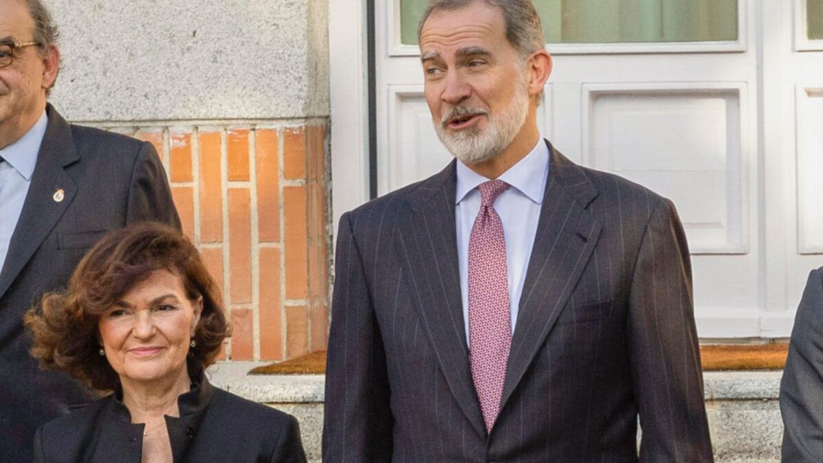 Felipe VI, junto a la presidenta del Consejo de Estado en Zarzuela