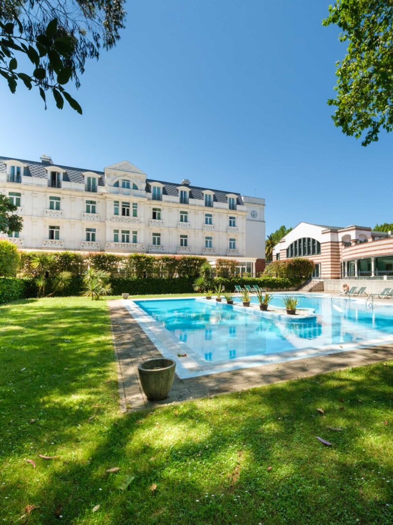 Piscina exterior del hotel Castilla Termal Solares, muy concurrida en los meses de verano