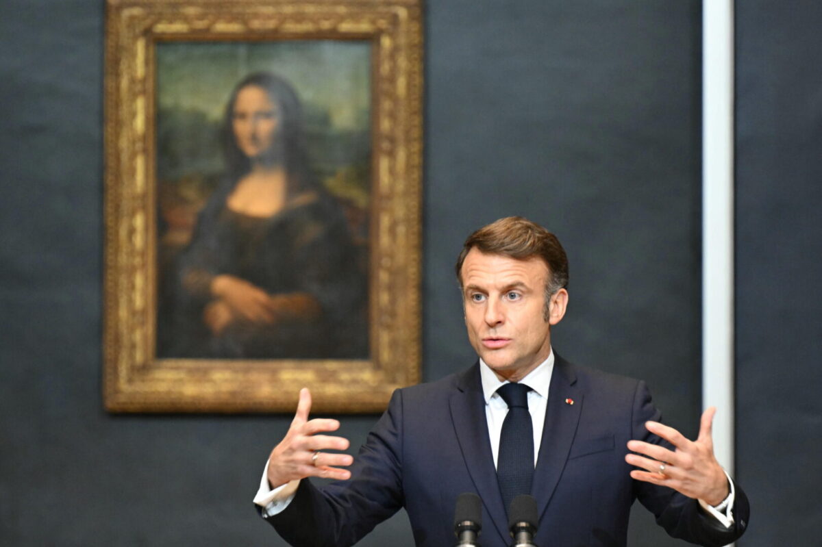 El presidente de Francia, Emmanuel Macron, anuncia el proyecto de remodelación del Museo del Louvre frente a la 'Mona Lisa', de Leonardo Da Vinci